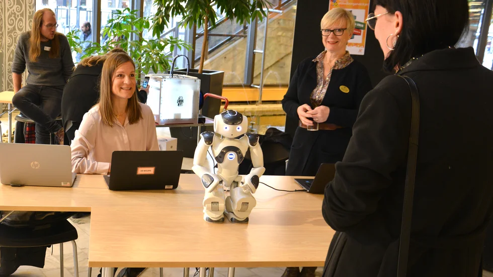 Maria Skoog Andersson och Kerstin Westerberg från Digitaliseringsavdelningen pratade med förbipasserande som roades av roboten Noas dans.