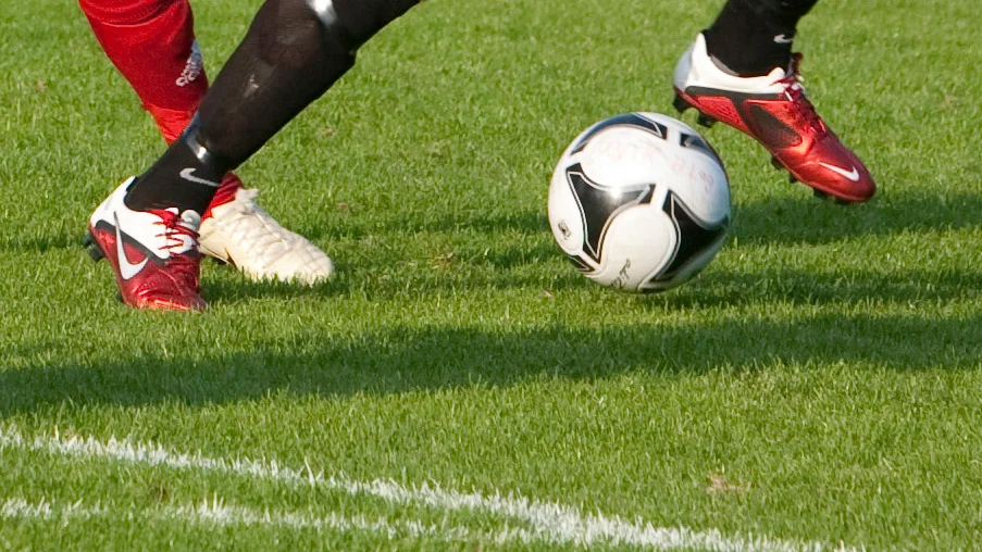 En pojklagsmatchen i Valsätra avbröts efter att en spelare i Unik ska ha hotat en spelare i motståndarlaget Alsike.
