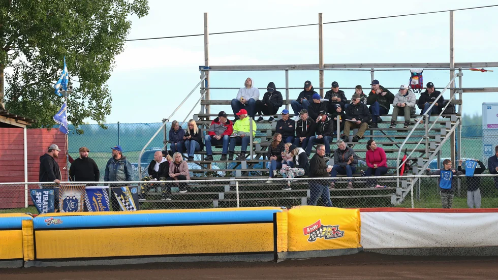 Det var glest på läktarna i elitserien i år på Dunteberget. Piraterna har ekonomiska problem och inte kunnat betala löner i tid. På måndagen hölls ett extra möte i ämnet.