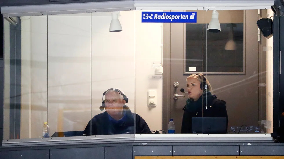 Petra Svensson tillsammans med experten Lars-Gunnar Jansson under ishockeymatch i Stångebro.