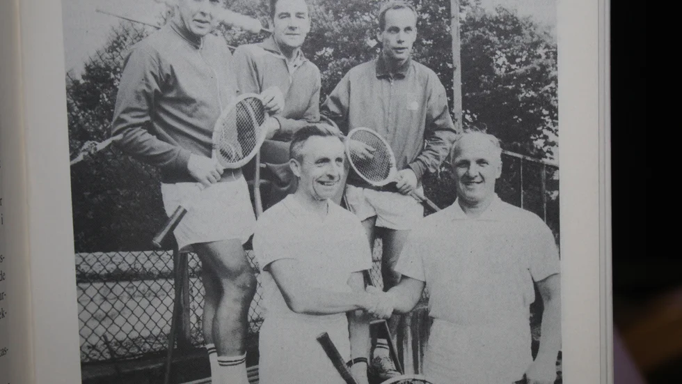 Idel ädel tennisadel från förr i FAIK, överst från vänster Anders Asp, Gösta Helmersson och Sören Bonnevier. Närmast från vänster Carl Erik Widell och Olle Thorén.