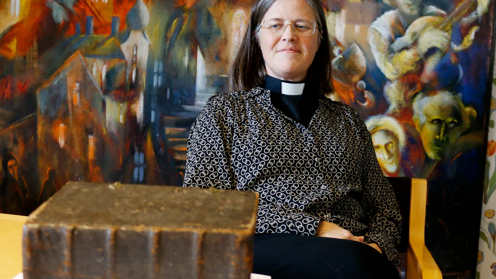 Kyrkoherden Pernilla Parenmalm  efterlyser någon som gör anspråk på en nyligen upphittad 1700-tals Bibel.  "Den innehåller apokryfernna".