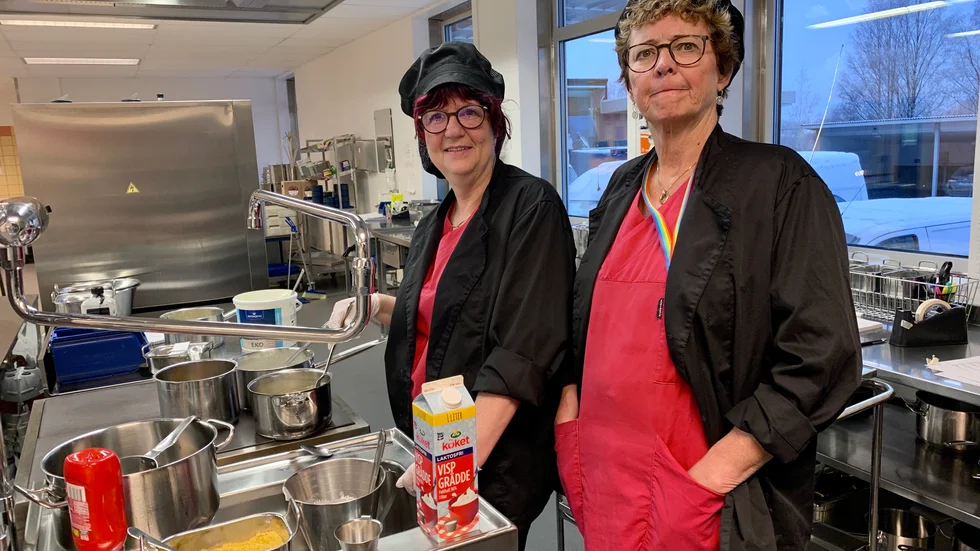 Kerstin Johansson och Gunilla Holmberg har en oviss framtid när köket vid Piteå sjukhus riskerar att läggas ner.. "Vårdavdelningarnas personal kommer att få mer att göra".