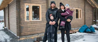 De bygger sitt eget timmerhus  