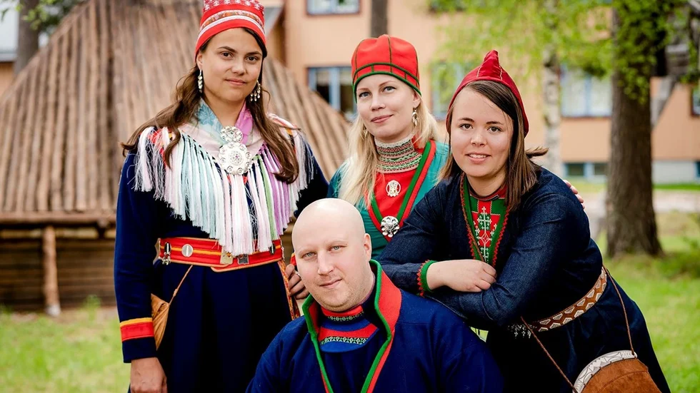 I realityserien Kärlek på Samernas får vi följa Nadja Blind-Labba, Anna Erika Svakko, Julia Rensberg och Hannes Suopanki Lakso under en period på Samernas utbildningscentrum i Jokkmokk.