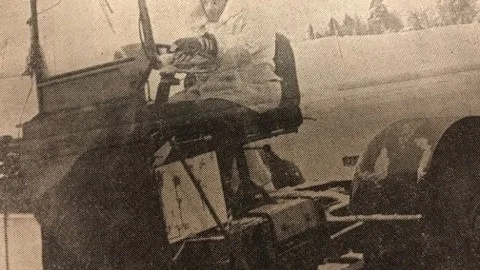 Kuriren för 50 år sedan: Det ser nog kallt ut så här års att åka omkring på ett busschassi, säger Roland Larsson. Men det är ett bra jobb. Det här chassit - med kaross på - kommer snart att bullra fram på gatorna i Buenos Aires.
