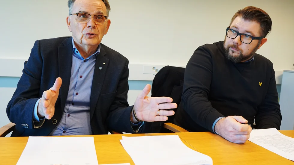 Conny Tyrberg (C) och Dan Nilsson (S) tycker att kommunen får orättvis kritik för att man räntesäkrat en del av sina lån med swappar.
