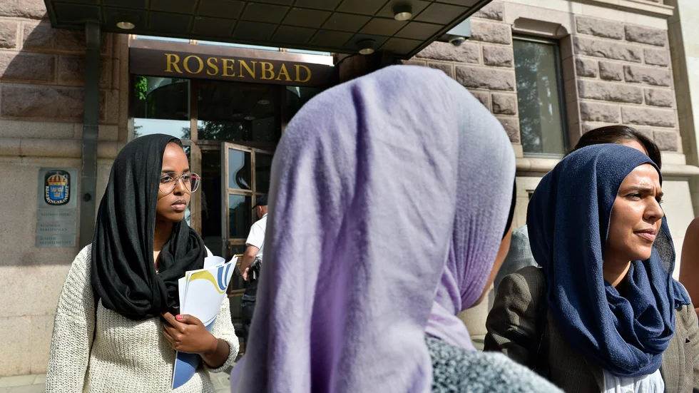 Köp in huvuddukar som går att tvätta i 60 grader, föreslår Moderaterna.