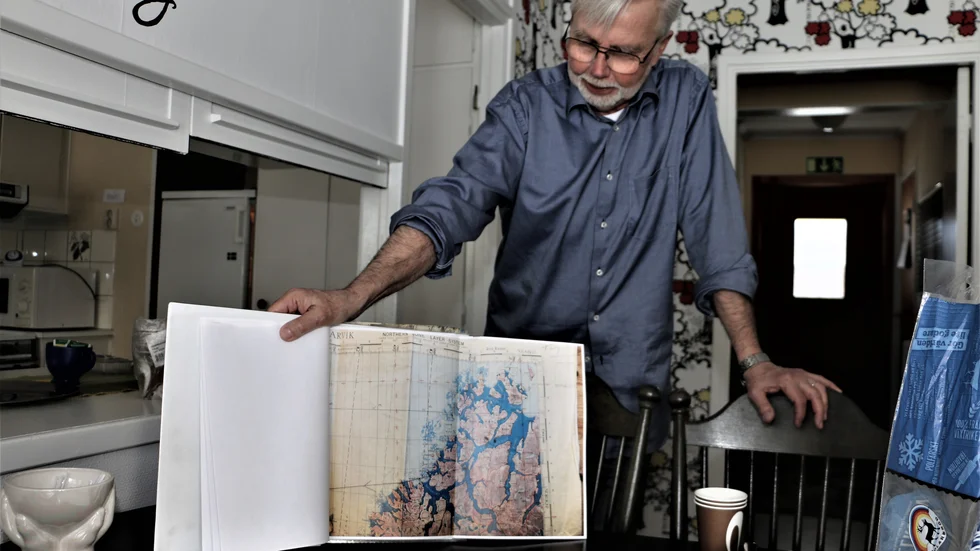 Christer Bergström visar färdplanen för det engelska bombplan som var med om att sänka Tirpitz och som nödlandade i Överkalix. En av flygplansmotorerna kom till Strömbackaskolan.