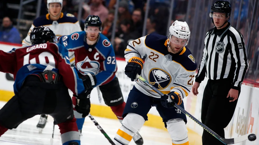 Johan Larsson (nummer 22) tangerade sitt poängrekord i NHL när han gjorde en assist mot Colorado under onsdagskvällen. 
