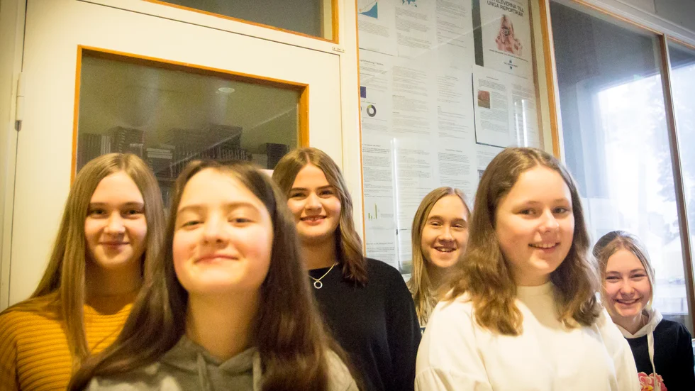Några av åttorna som grävt i hållbarhetsfrågor: Emilia Söderberg, Clara Tuohy, Sofia Karlsson, Ebba Söderberg, Linnea Rickardsson och Emma Andersson.