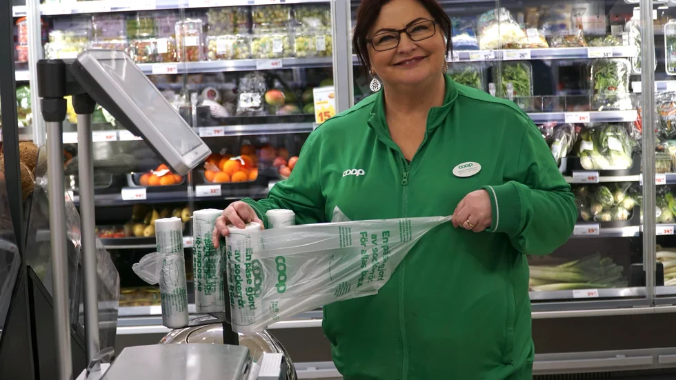 Snart är de ett minne blott, fruktpåsarna i plast. Anette Westerlund på Coop berättar att de kommer fasas ut under våren och bytas mot papperspåsar.