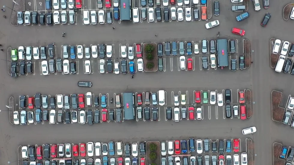 Att införa fri parkering är ett sätt att underlätta för dem som är beroende av bilen i coronatider, tycker debattörerna.