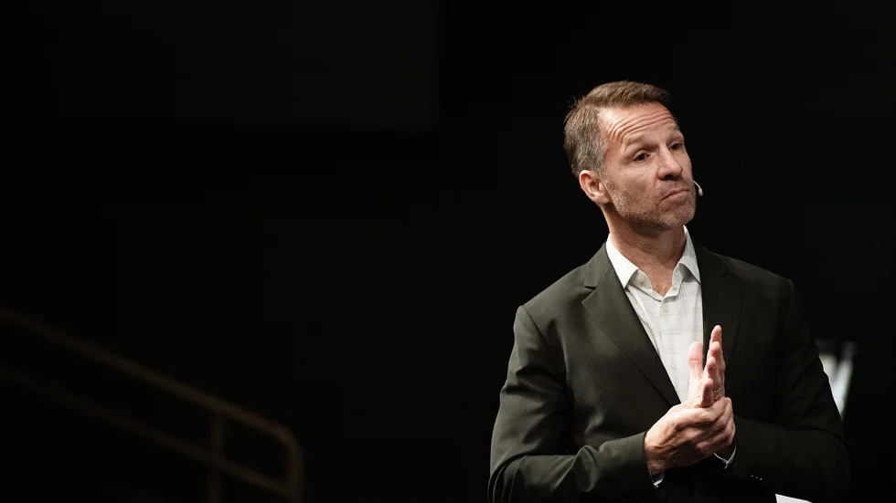 Mike Helber vet vad LHC går igenom. ”På ett sätt är det som roligast när det brinner som mest. I alla fall efteråt. När man klarat det. Jag  gjorde mitt bästa jobb på våren när vi höll på att åka ur”.