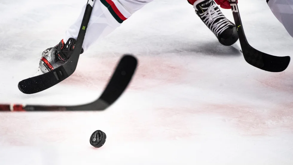 På tisdagskvällen möts Iron och Skärplinge/Hållnäs/Karlholm i hockeytrean. UNT visar matchen live på unt.se/sport.