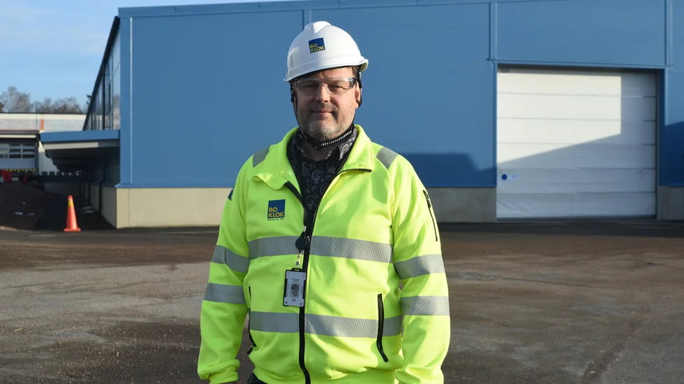 Andreas Knutsson är projektledare för investeringen på 250 miljoner kronor i Bokloks anläggning i Gullringen. Här ses han framför den nya byggnaden för virkeshantering som redan tagits i drift.