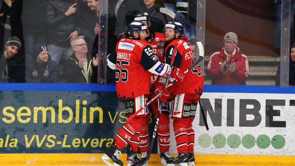VIK jublar efter att Oskar Pettersson satt matchens första mål.
