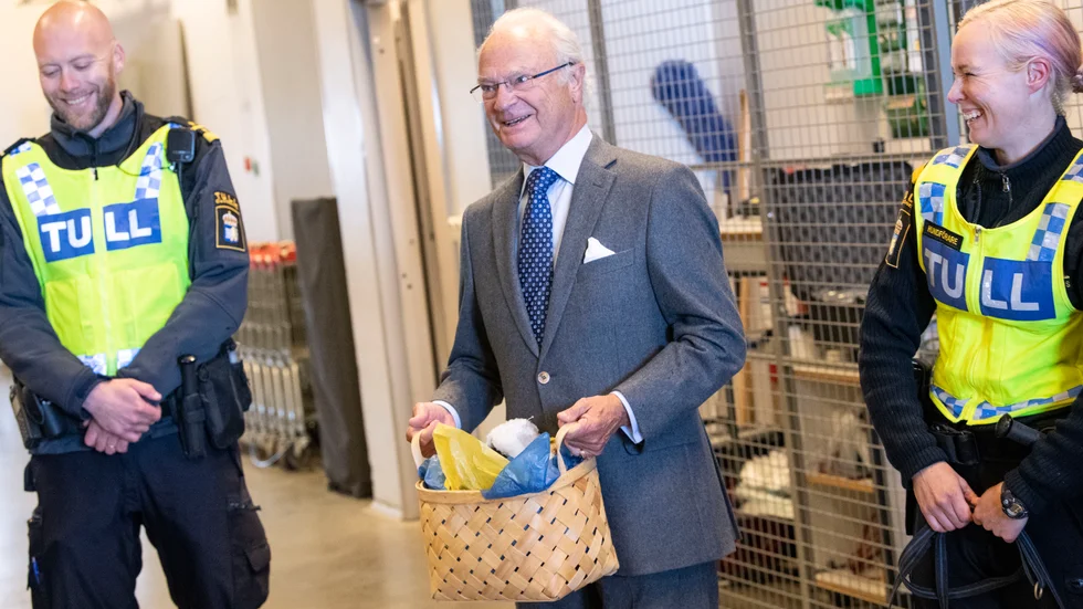 Här ser vi kungen tillsammans med tullare vid Öresundsbron. Tullare är några av de yrkesgrupper som kungen ärade i sitt jul- och nyårstal. 