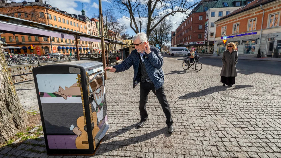 Owe Thörnqvist testar den sjungande soptunnan på Fyristorg i samband med firandet av 90-årsdagen i mars. Sambon Berit Gullberg håller koll på honom. I slutet av året gifte de sig efter att ha varit ett par i 35 år.