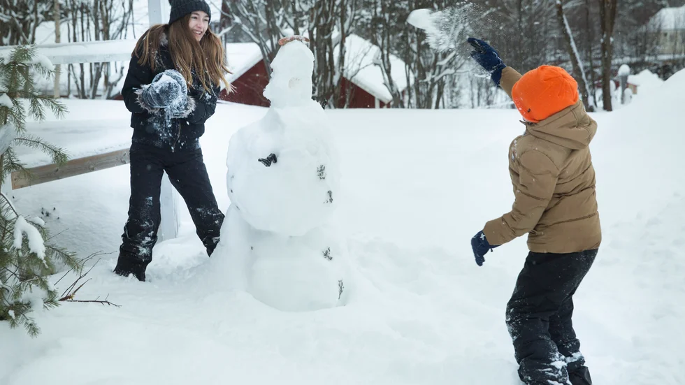 Hemma i Spanien är det mer lek i sand än i snö som gäller för Bianca och Elias Molina-Keskitalo.