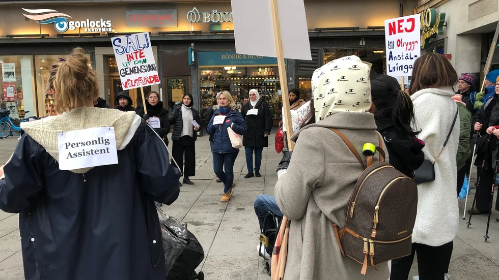 Assistenterna samlades på Stora Torget och tågade mot UKK där fullmäktige sammanträdde.
