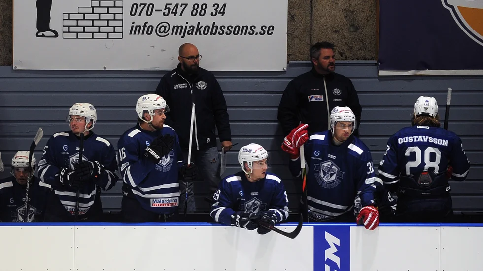 GIK-tränaren Björn Carlsson (till vänster) får ladda om med resten av laget, snart startar fortsättningsserien.