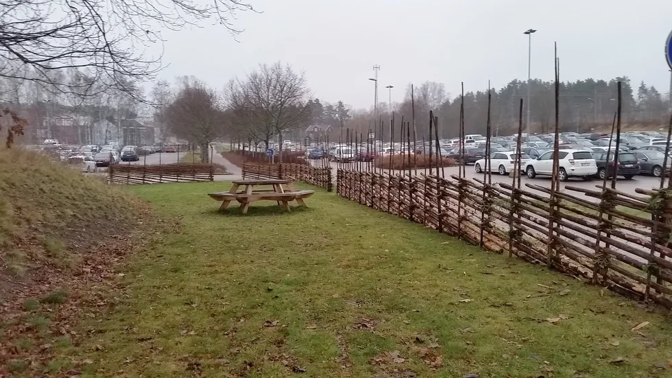 Förbiparken vid pendlarparkeringen norr om järnvägsstationen har kompletterats med en vacker gärdsgård.