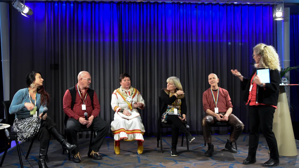 Under kulturkonferensen "Rätten att berätta" hölls ett panelsamtal med representanter från olika nationella minoriteter. Från vänster: Maria Salamanca Gonzales, romsk scenkonstnär, Jukka Korpi, Uusi Teatteri, Åsa Simma, Giron Sámi Teáhter,  Eva Conradzon, projektkoordinator Samiska veckan, Erling Fredriksson, Tornedalsteatern samt samtalsledare Marianne Söderberg.
