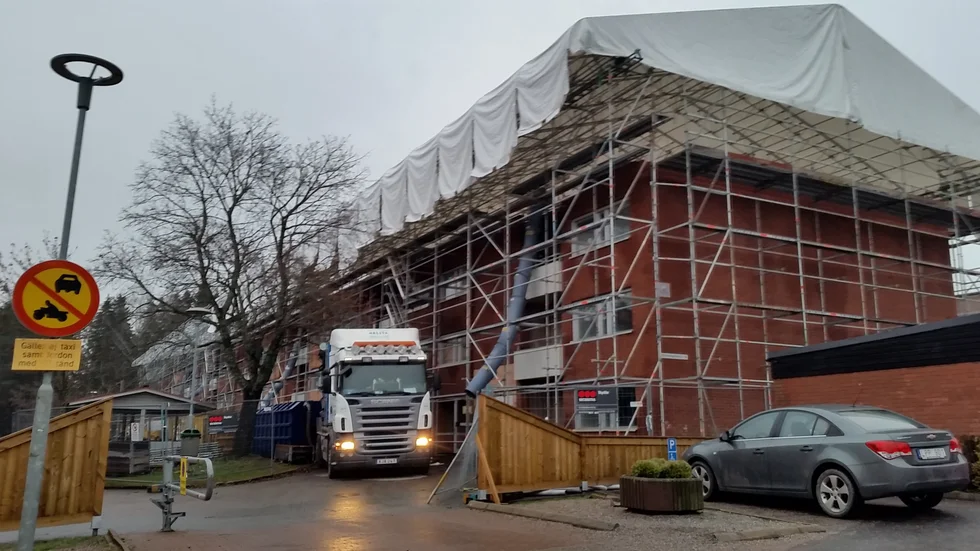 Renoveringen av det brandskadade huset på Kärrhöksgränd pågår för fullt.