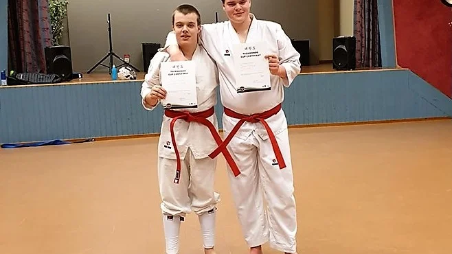 Max Fjellvind och Johannes Stenvall klarade det röda bältet i taekwondo.