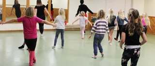 Unga lär yngre att dansa i grupp