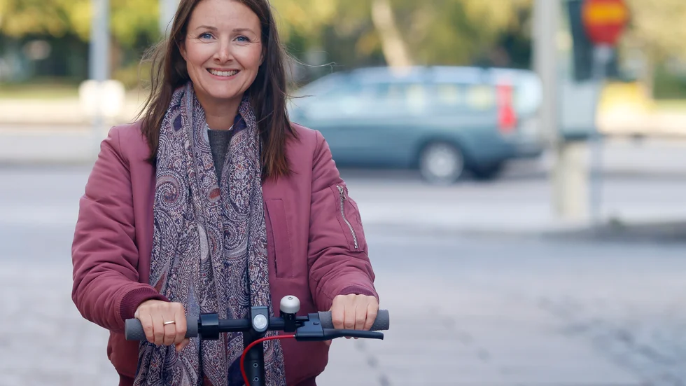 "Det är hur kul som helst att åka elsparkcykel... jag blev lite överraskad själv", säger Camilla Sultan.