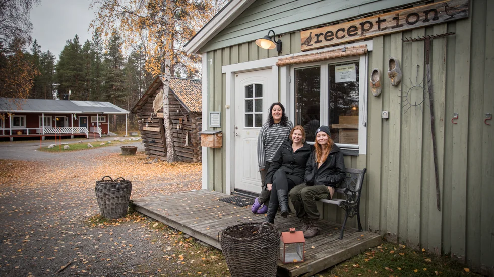 Patricia Swierstra (i mitten) driver Skabram camping utanför Jokkmokk. Här tillsammans med hjälpredorna  Belén González och Melissa Jedzig.