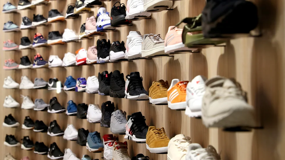 Varor som sportskor ska ha stulits från en Stadiumbutik i Boländerna under fredagen.