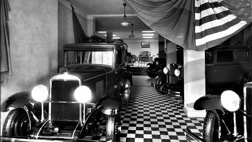 Mellan 1928 och till 1944 salufördes Chevroletbilar på Platensgatan i en av stadens rymligaste affärslokaler 6. Längst in i butiken fanns en sittgrupp.