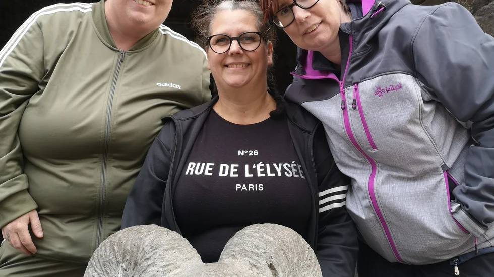 Kärnan i De dövas förening på Gotland; Monica Andreasson, kassör, Sanna Jonsson, ordförande samt Jane Hansson, sekreterare.