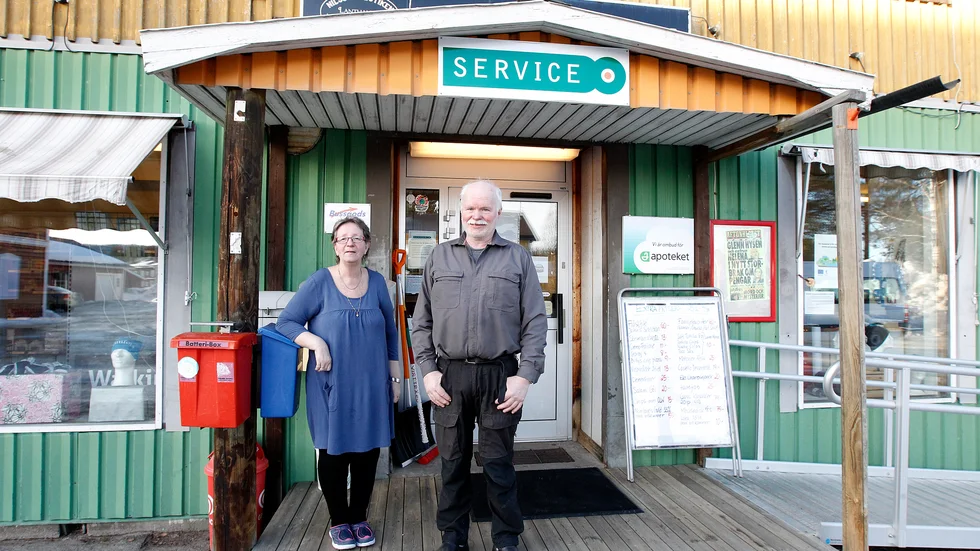 Ann-Louise och Arne Nilssons butik har mycket service för byborna, nu i kristider ställer de upp med utkörning till kunder som behöver det, än så länge utan särskilt stöd från kommunen.