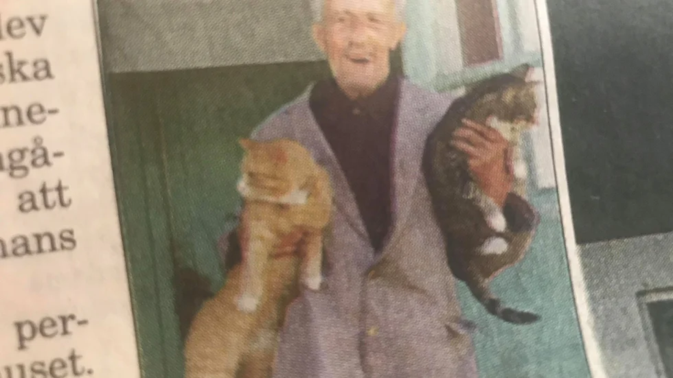 Kuriren för 25 år sedan: 78-årige Klas Lundgren med två av sina då levande katter.

