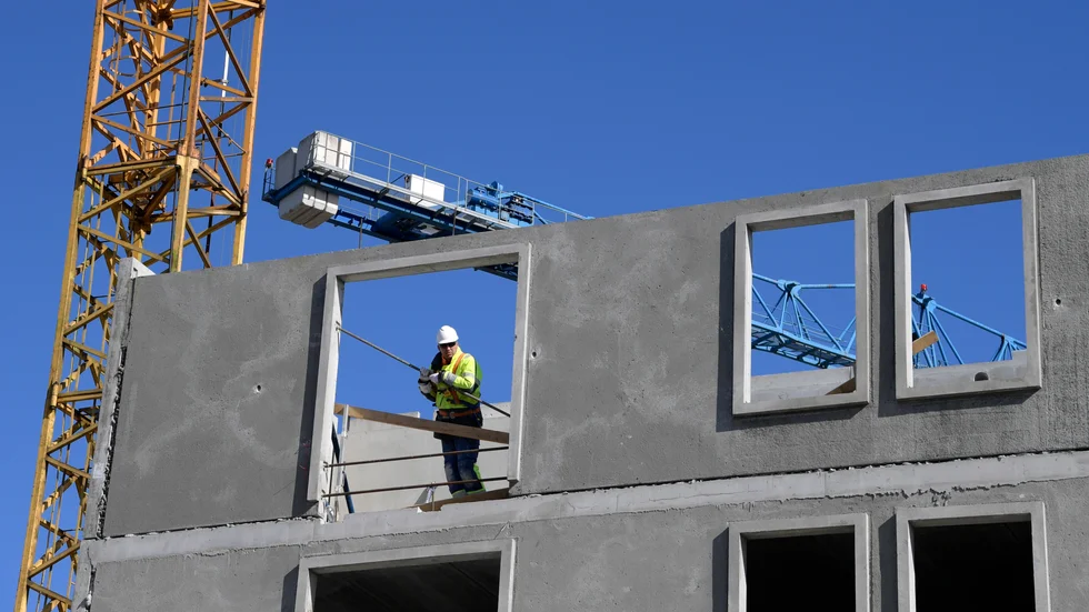 Fler statliga bidrag till bostadsbolag kommer inte rädda en defekt bostadsmarknad, skriver artikelförfattarna.