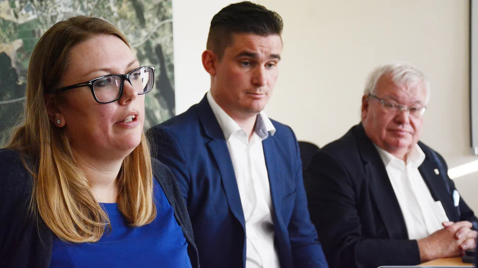 Centerns åtgärder mot arbetsmiljösituationen i stadshuset är inte tillräckliga. Det anser moderaterna som uppmanar kommunstyrelsens ordförande att avgå självmant. Det presenterade Marie Nicholson, Niklas Gustafsson och Tomas Peterson på en presskonferens tidigt på onsdagen.