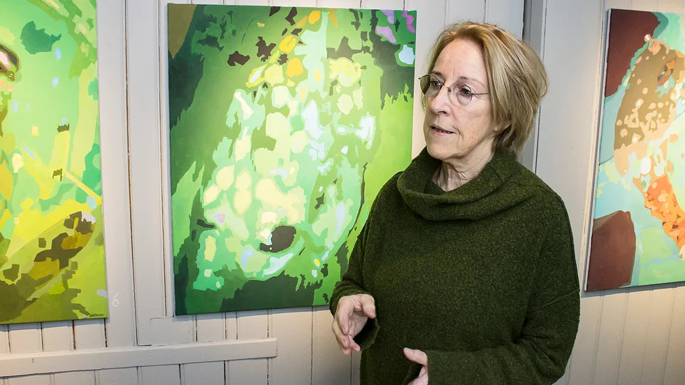 Motalakonstnären Karin Dockson ställer just nu ut målningar på Kulturverkstan K-ringen i Motala.  Det är hennes första separatutställning i Motala. 