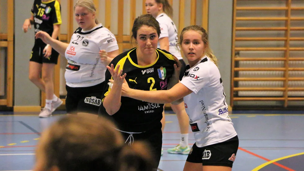 Thea Lundmark och hennes Strömnäs GIF besegrade Östersund med 19 bollars marginal i söndagens handboll.