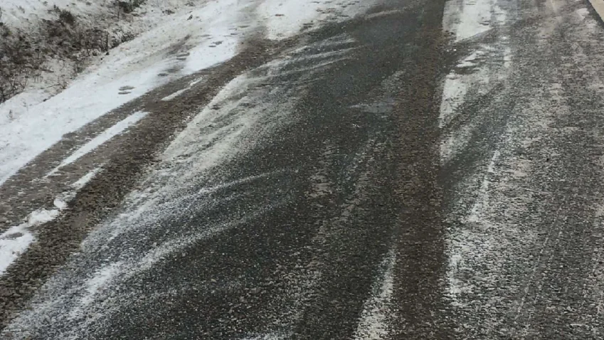 Polisens bilder på vägen används som bevisning för att det innebar trafikfara att köra med sommardäck.