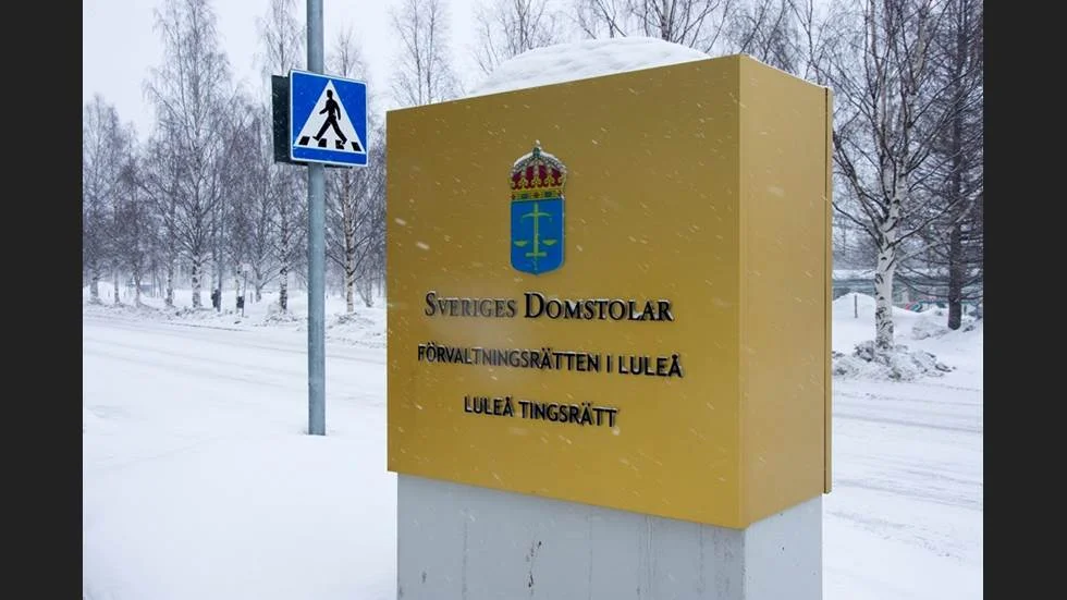 Åklagaren har begärt mannen som avlossade ett skott häktad. Brottsrubriceringen har ändrats till grovt olaga hot.