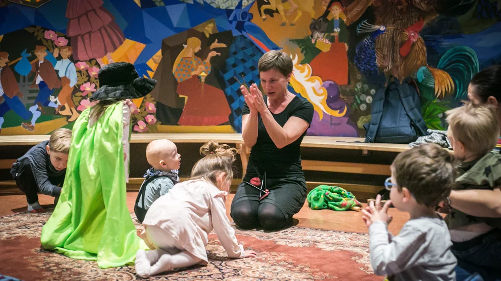 Barnen som besökte sagoleken under  tisdagseftermiddagen på  Culturum levde sig in i berättelsen som bibliotekarien Elina Eriksson berättade. 
