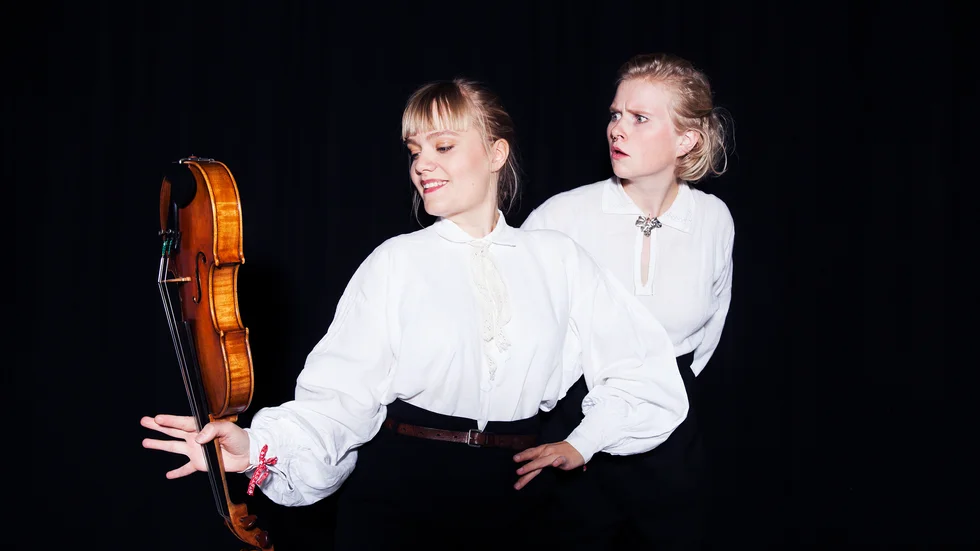 Magdalena Eriksson och Alva Granström gästar Oxelösund med föreställningen "Fröken".