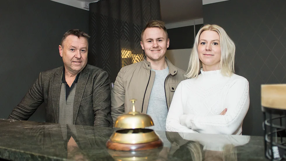 Lars, John och Elin Andersson ser fram emot att ta emot gäster på sitt nya hotell - Hotell Carl Friman - på Akacialiden.