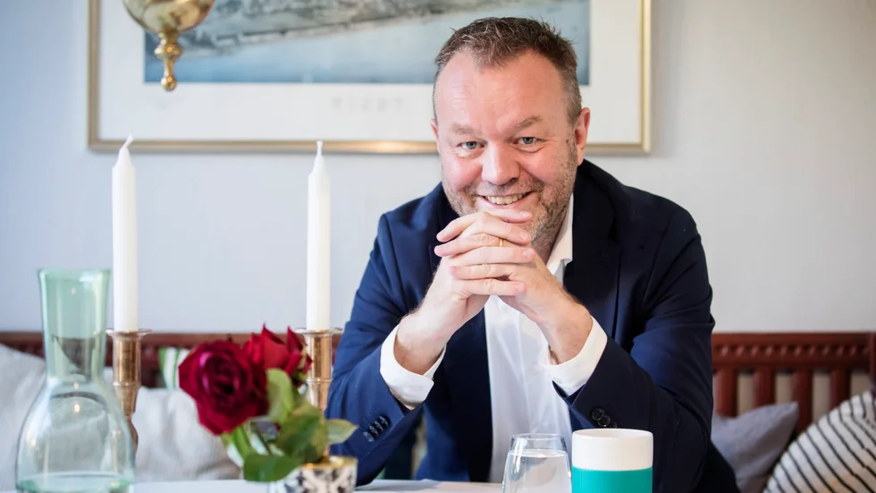 Fredrik Andersson i köket i hans hus i Visby innerstad. Där sitter han med sina barn på eftermiddagarna och ibland har han även möten med personer där. 