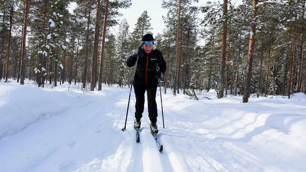 Aina Holmgren älskar att få vinden i ansiktet när hon beger sig ut i skidspåret.