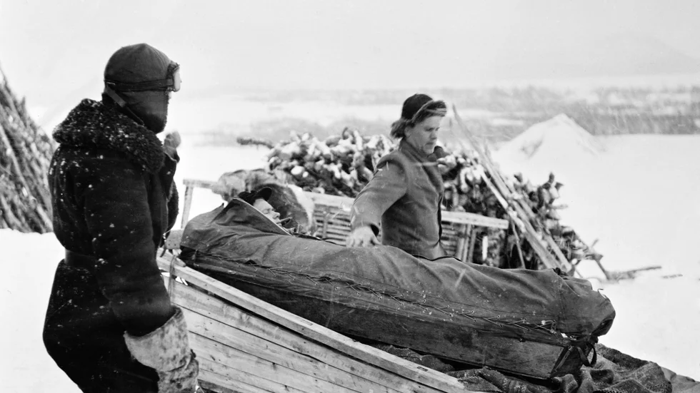 Allan Norberg hämtar här en flykting som deserterat från tyska Luftwaffe, i Tromsö. 